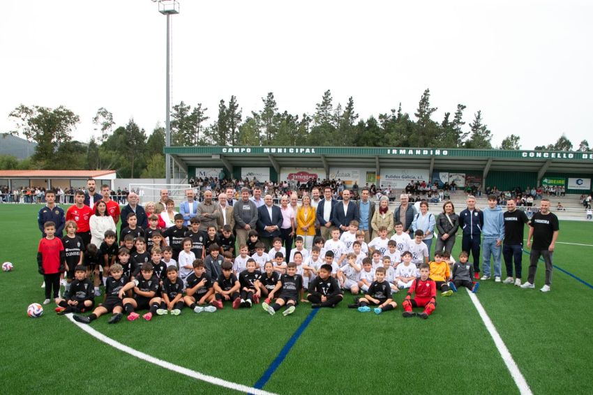 Inaugurado o campo de fútbol ‘Irmandiño’ de Vimianzo, reformado con financiación provincial
