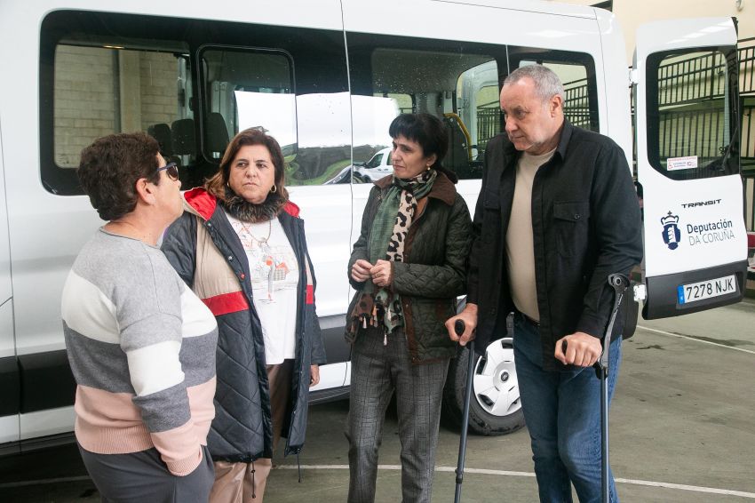 A Deputación da Coruña entrega dous novos vehículos a entidades sociais de Ribeira e Muros
