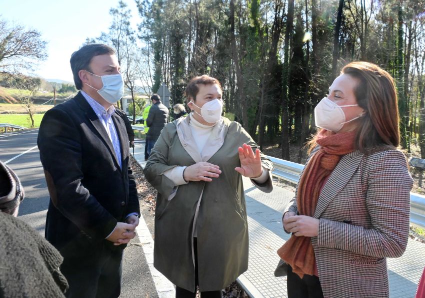 González Formoso comproba o resultado final das obras da ponte sobre o rego Pesqueira, en Lousame