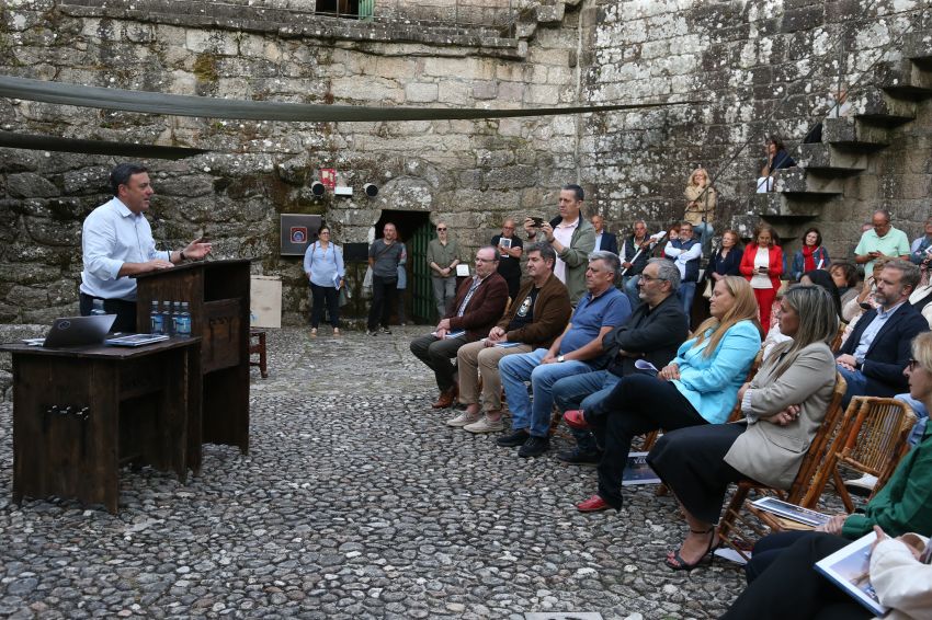 Formoso recalca “a maxia” da Costa da Morte na inauguración da exposición ‘Mar de Ardora, Mar de Galicia’ en Vimianzo