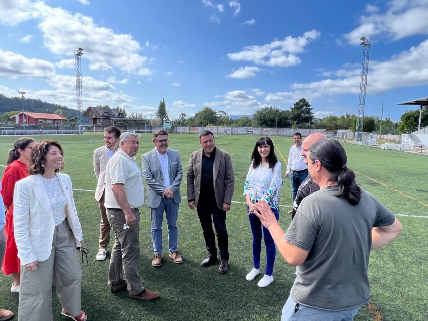 A Deputación e o Concello de Outes invisten 270.543 euros na instalación de novo céspede artificial no campo de fútbol do municipio