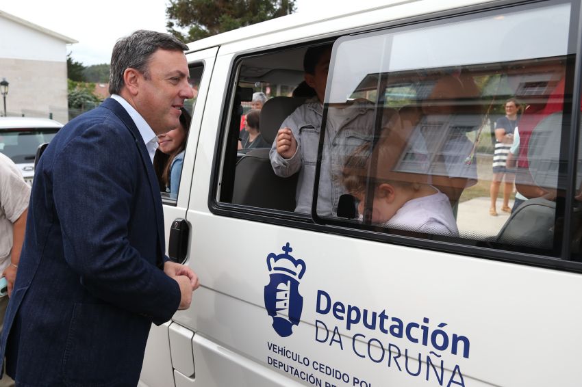 A Deputación cede á ANPA do Colexio Rural Agrupado Nosa Señora do Faro de Ponteceso unha furgoneta para o transporte do alumnado ao comedor escolar e actividades