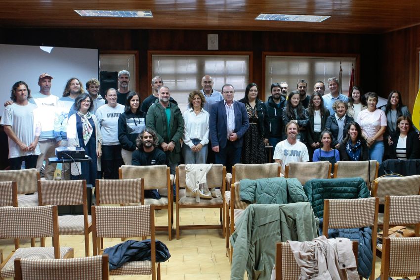 A Deputación apoia o programa “Defende o mar a través do surfing” para concienciar os escolares da importancia de preservar o mar e as praias