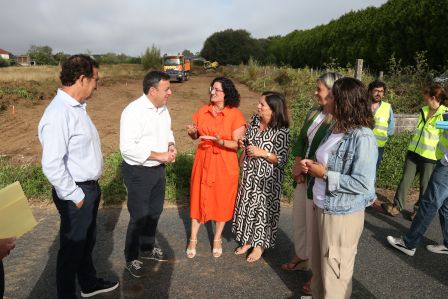 González Formoso comproba o resultado final das obras da ponte sobre o rego Pesqueira, en Lousame