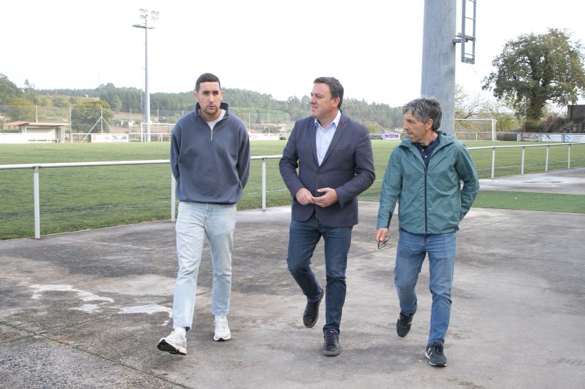 A Deputación financia con 123.000 euros a renovación do céspede do campo de fútbol municipal de Santiso