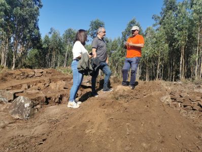 A Deputación valora a inclusión dos petróglifos de Fontemoureira (Outes) no proxecto Parque Compostela Rupestre