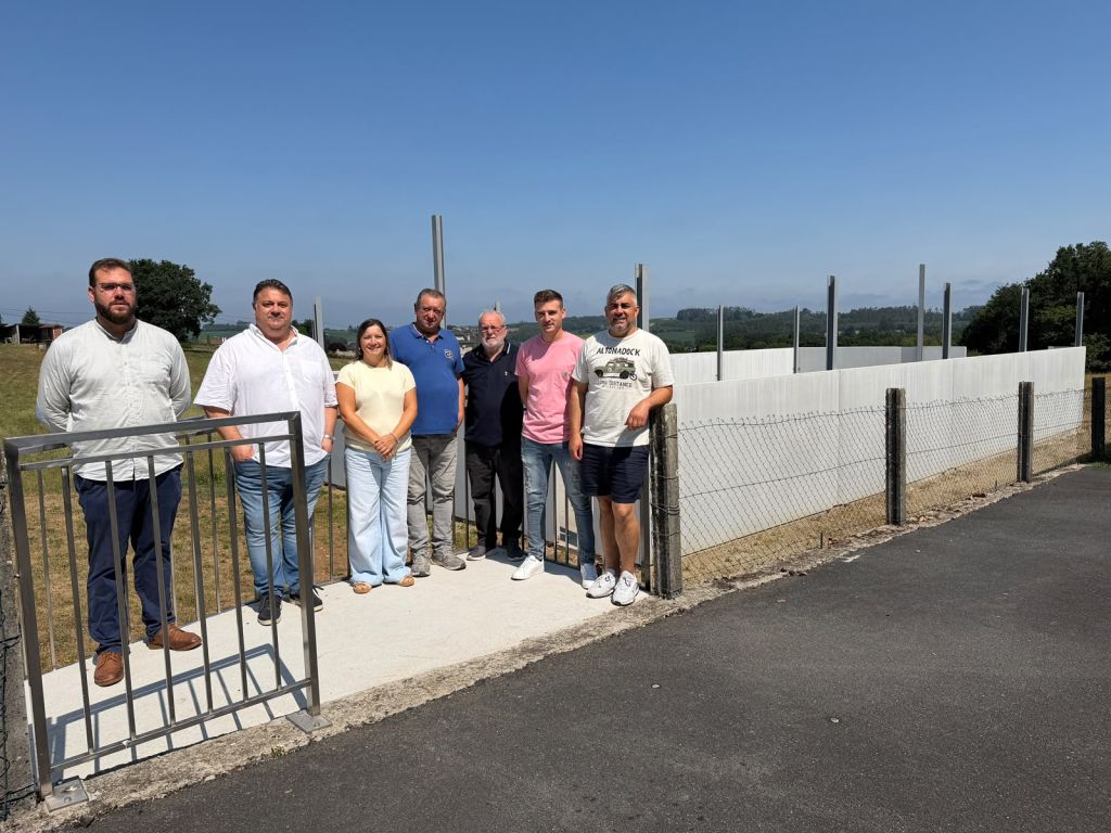 A Deputación financia melloras na área recreativa e a pista multiusos da Asociación veciñal Río Samo de Frades