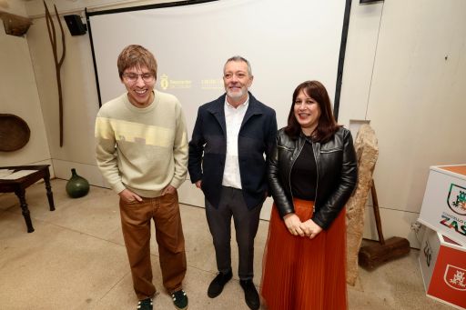 Natividade González asiste en Zas ao primeiro pase do documental ‘A Costa e os Castelos. Unha viaxe pola Costa da Morte’