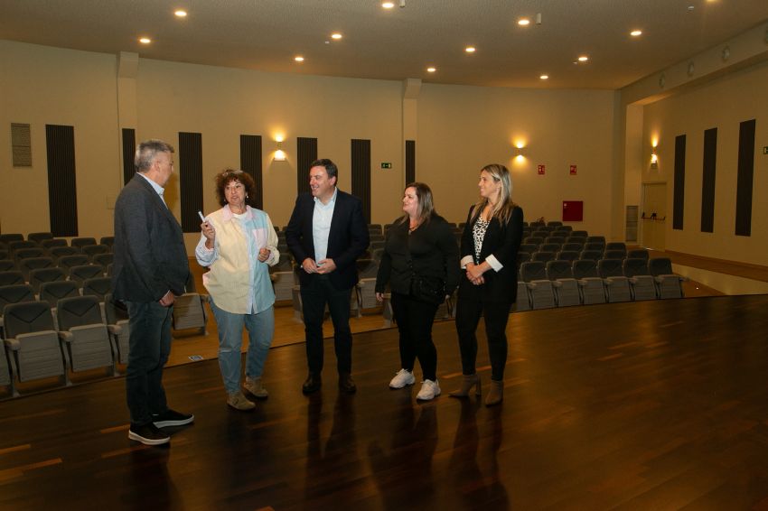 A Deputación e o Concello de Carnota culminan as obras do novo auditorio municipal de O Viso, cun investimento de 300.000 euros