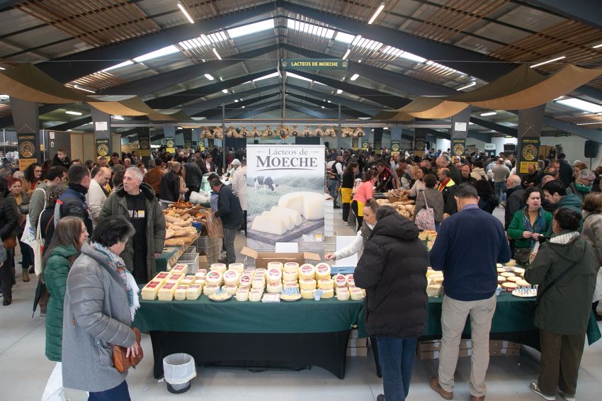 Xosé Regueira e Cristina García subliñan na Feira do Queixo de Moeche a importancia do «produto de 'Km 0'»