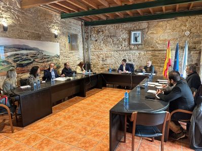 A deputada de Cultura e o deputado de Patrimonio visitan o campamento romano do Castrillón en Touro