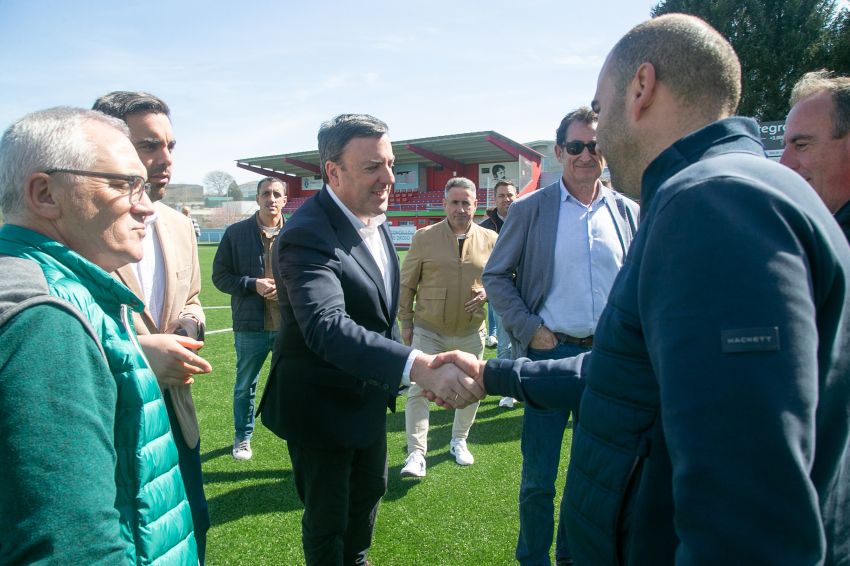 A Deputación investiu 185.000 euros na renovación do céspede do campo de fútbol Lino Balado en Oroso