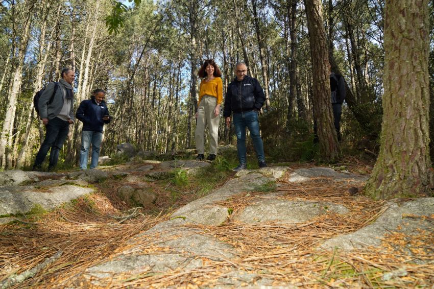 A Deputación valora a inclusión dos petróglifos de Fontemoureira (Outes) no proxecto Parque Compostela Rupestre