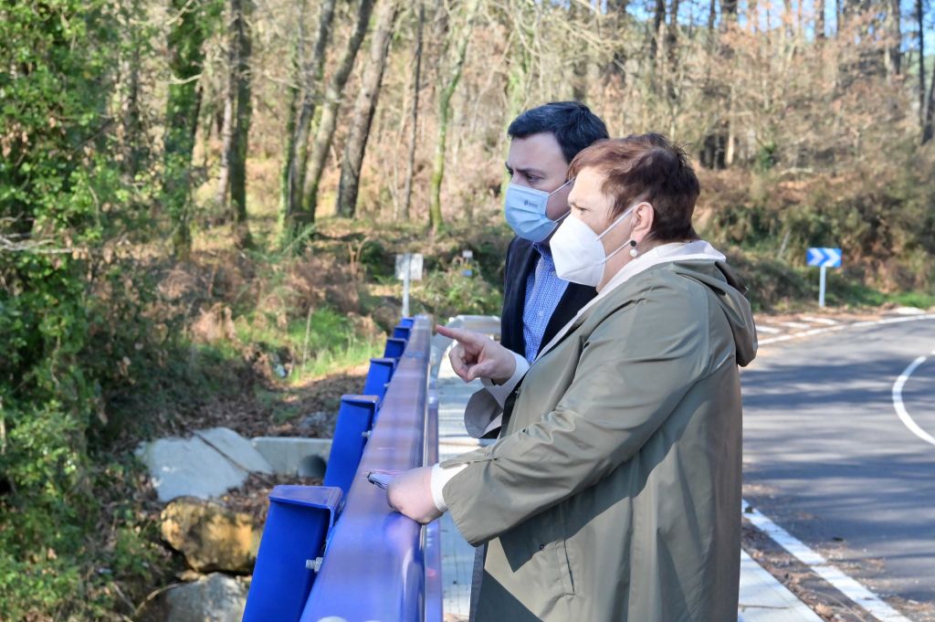 González Formoso comproba o resultado final das obras da ponte sobre o rego Pesqueira, en Lousame