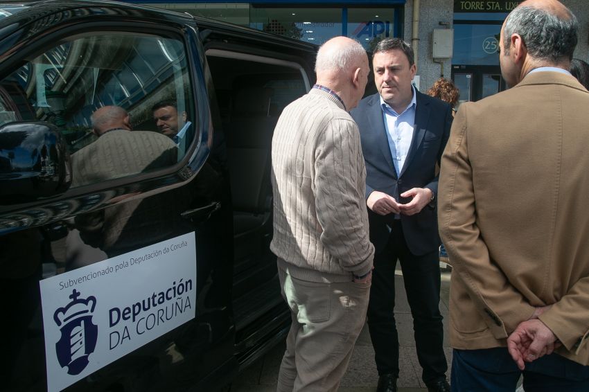 A Deputación da Coruña entrega dous novos vehículos a entidades sociais de Ribeira e Muros