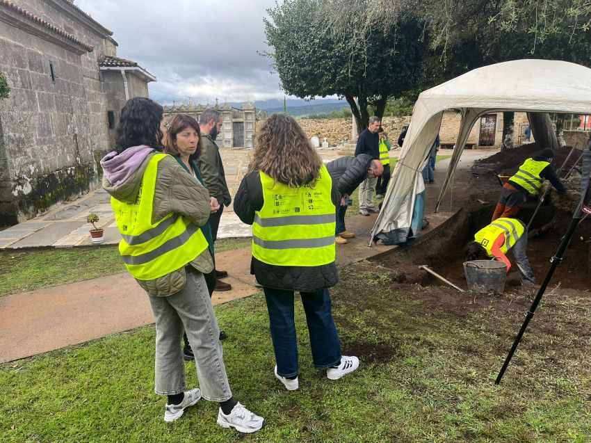 A deputada de dereitos civís, Sol Agra, visita en Rianxo os traballos de exhumación  de dous barbanceses fusilados en 1936