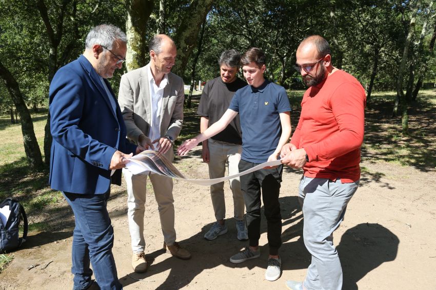 O deputado de patrimonio, Xosé Penas, visita en Ribeira o Dolmen de Axeitos e o Castro da Cidá