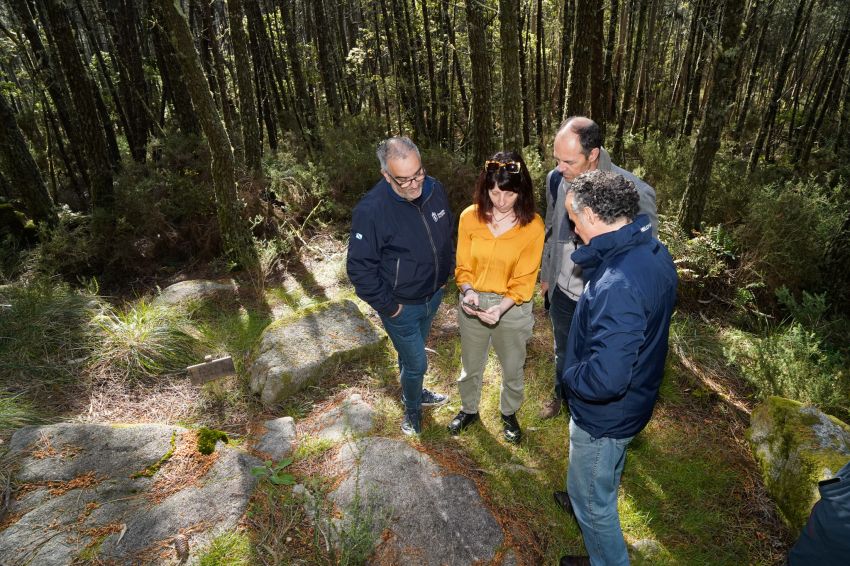 A Deputación valora a inclusión dos petróglifos de Fontemoureira (Outes) no proxecto Parque Compostela Rupestre