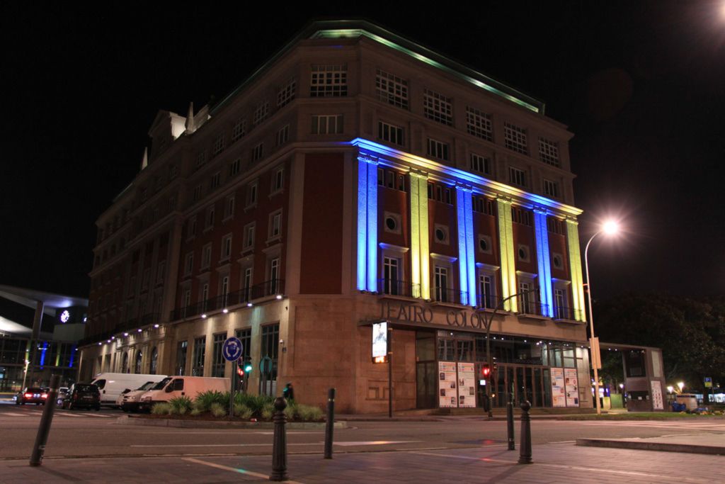 A Deputación da Coruña ilumínase de azul e amarelo en sinal de apoio ao pobo ucraíno e condena da agresión rusa