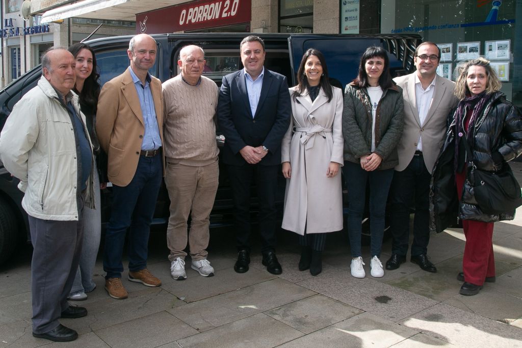 A Deputación da Coruña entrega dous novos vehículos a entidades sociais de Ribeira e Muros