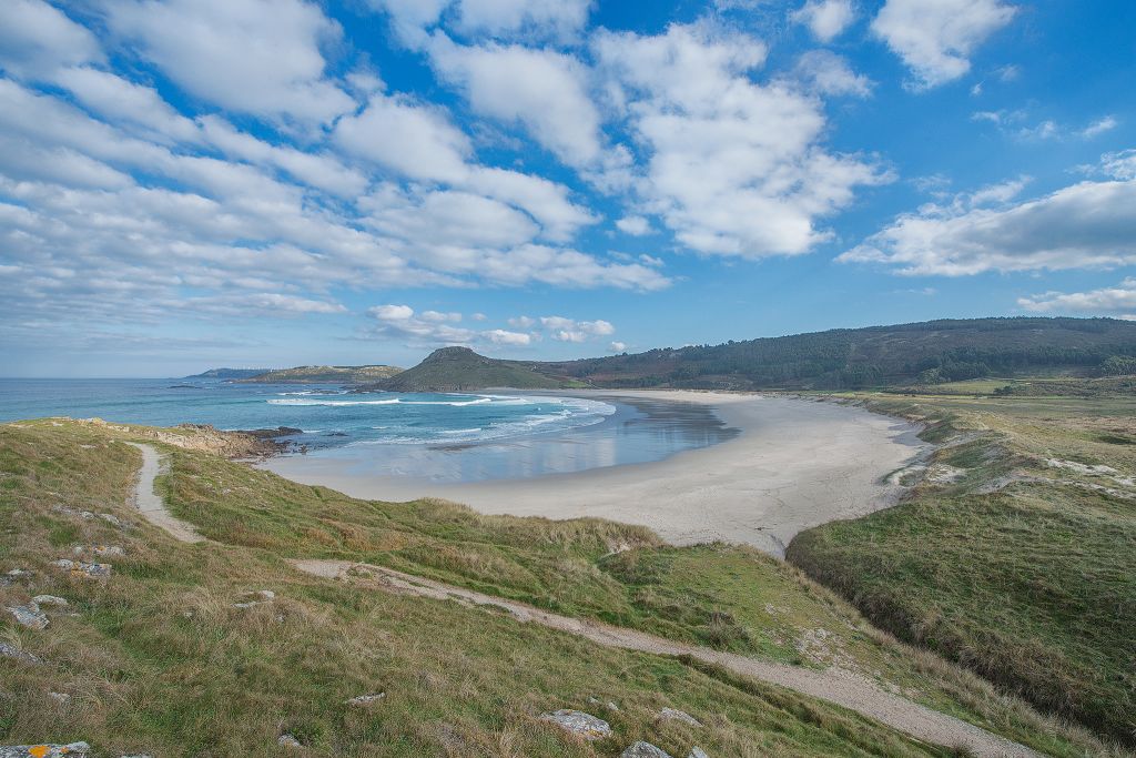 A Deputación destina 900.000 euros para financiar os servizos de limpeza de praias nos concellos da provincia en 2026