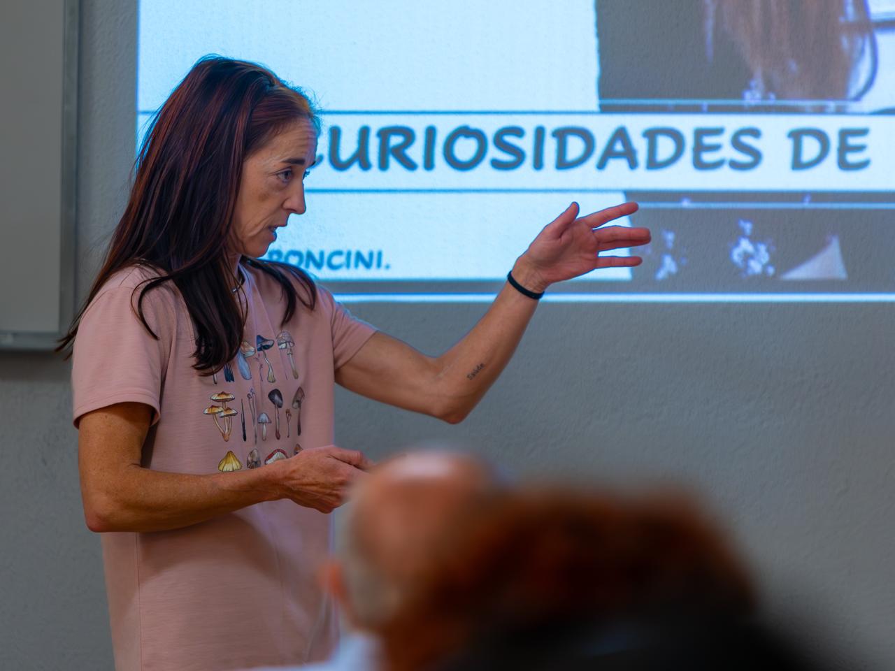 Raquel Poncini realizando unha charla Raquel Poncini realizando unha charla
