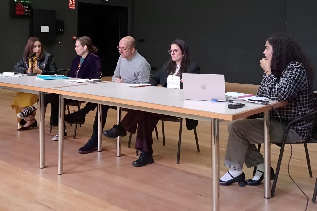 Na  mesa redonda “Cúmprense os dereitos culturais da cidadanía?”, xunto á deputada de cultura da Deputación de Lugo; Iria Castro; a María Amado Tena, da Dirección Xeral de Dereitos Culturais do Ministerio de Cultura, e Anxo Lorenzo, director xeral