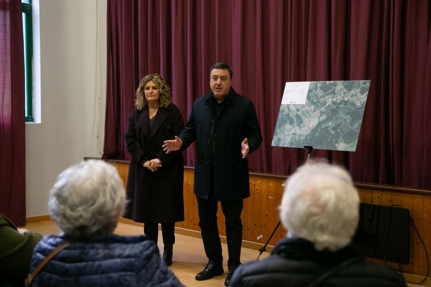 A Deputación da Coruña presentou á veciñanza de Xuvia o proxecto da Senda do Trece na estrada DP-5404