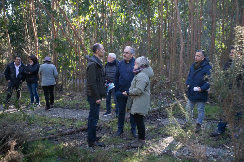 O deputado de patrimonio, Xosé Penas, visita as obras de limpeza de Compostela Rupestre