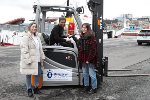 A Deputación financia a adquisición dunha nova carretilla eléctrica para a Confraría de Pescadores da Coruña