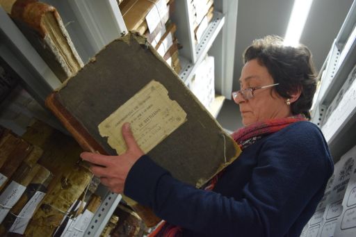 Voluntarios que custodian o pasado no Archivo Diocesano de Burgos