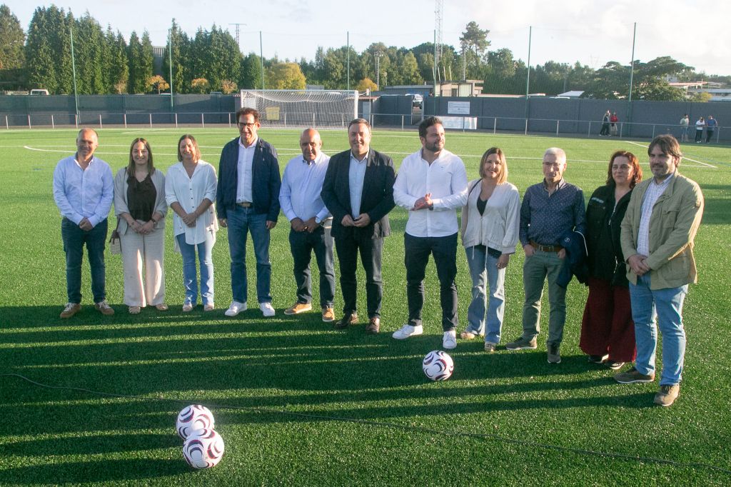 Cerceda estrea o renovado do campo de fútbol de céspede artificial do complexo deportivo do Roxo