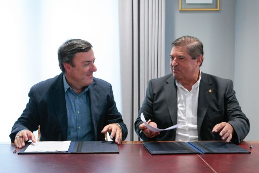 A Deputación e a UDC asinan un convenio para o uso do comedor do IES Rosalía Mera por parte dos estudantes aloxados na residencia universitaria