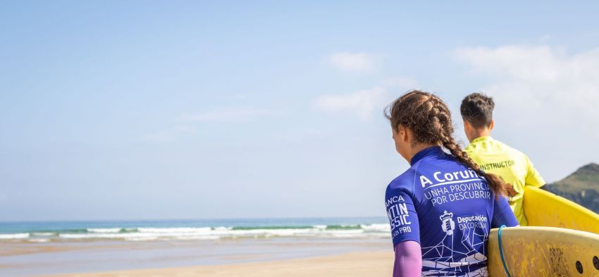 A Deputación e a Federación Española de Surf conciencian a 3.000 rapazas e rapaces da provincia no valor patrimonial e natural dos océanos