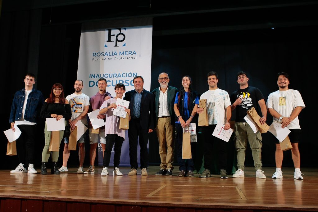 Formoso inaugura o novo curso escolar no IES Rosalía Mera da Deputación da Coruña