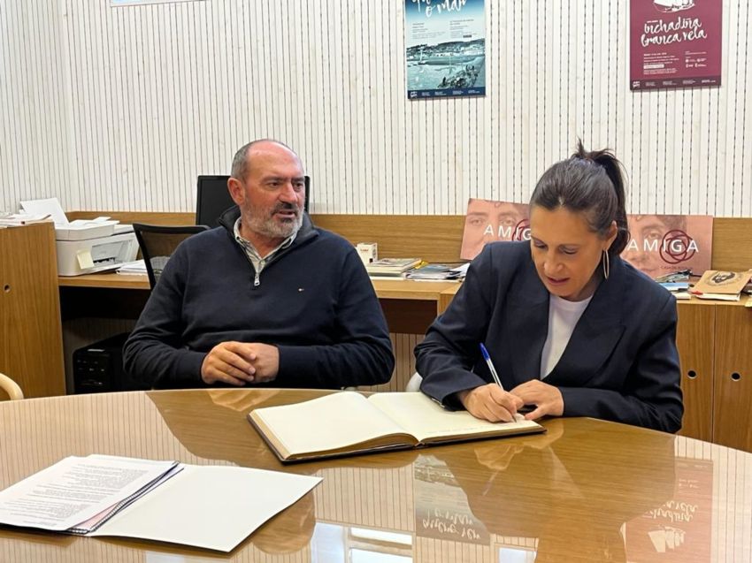 A deputada de cultura, Natividad de Jesús González, visita a Casa de Rosalía