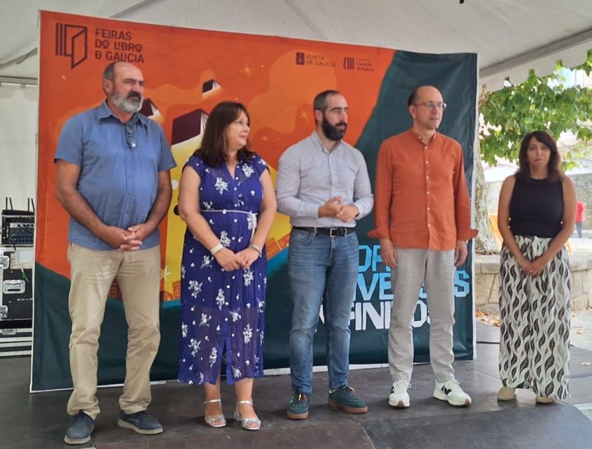 Natividade González participa na inauguración da Feira do Libro de Rianxo