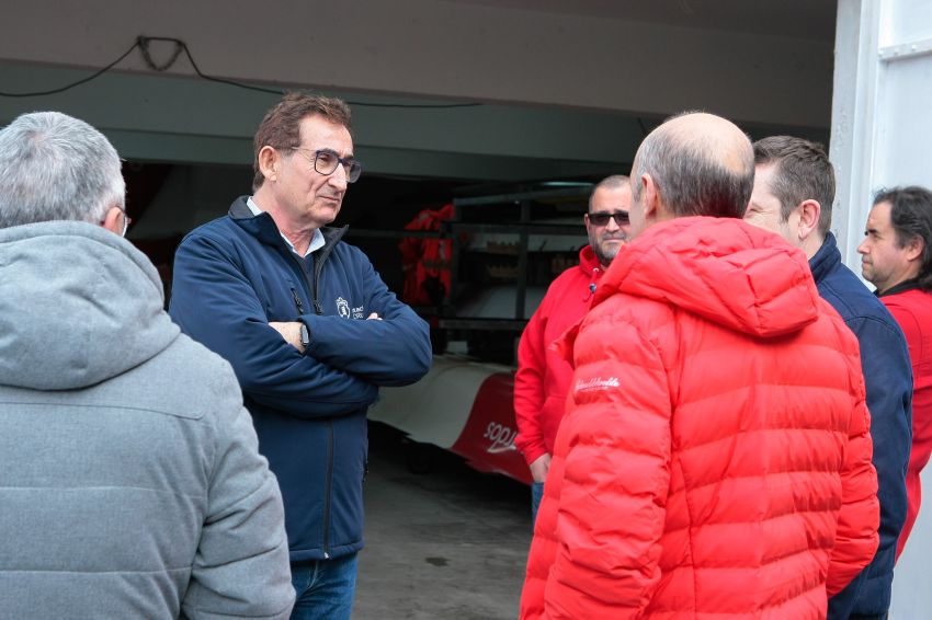 O deputado de Deportes, Antonio Leira, visitou o Club do Mar de Mugardos