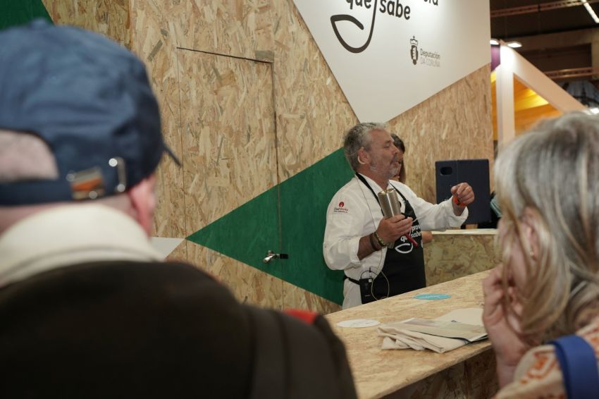 O cociñeiro Antonio Amenedo, do Pazo de Santa Cruz de Mondoi, protagoniza o showcooking da Deputación na segunda xornada da Feria de Bilbao