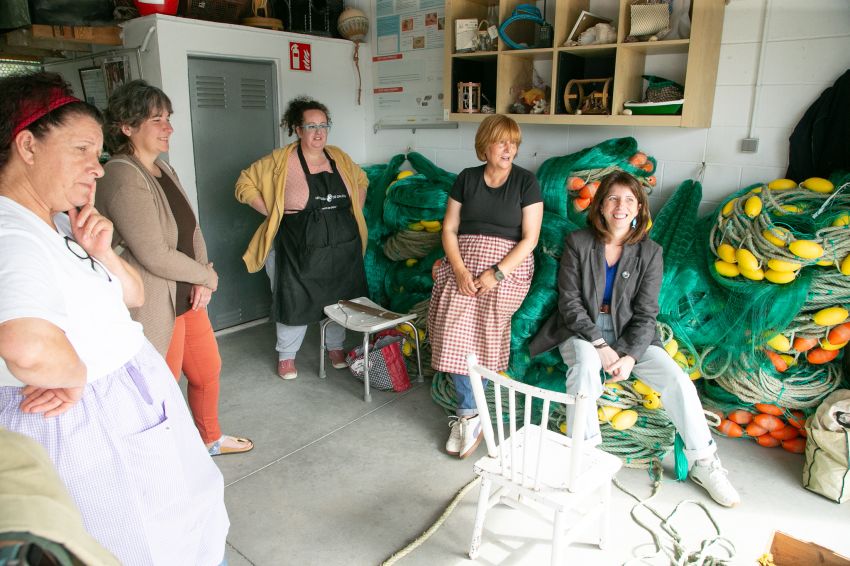 A deputada de igualdade visita as “Redeiras” de Corme, que contan co apoio da Deputación para o desenvolvemento de actividades de igualdade