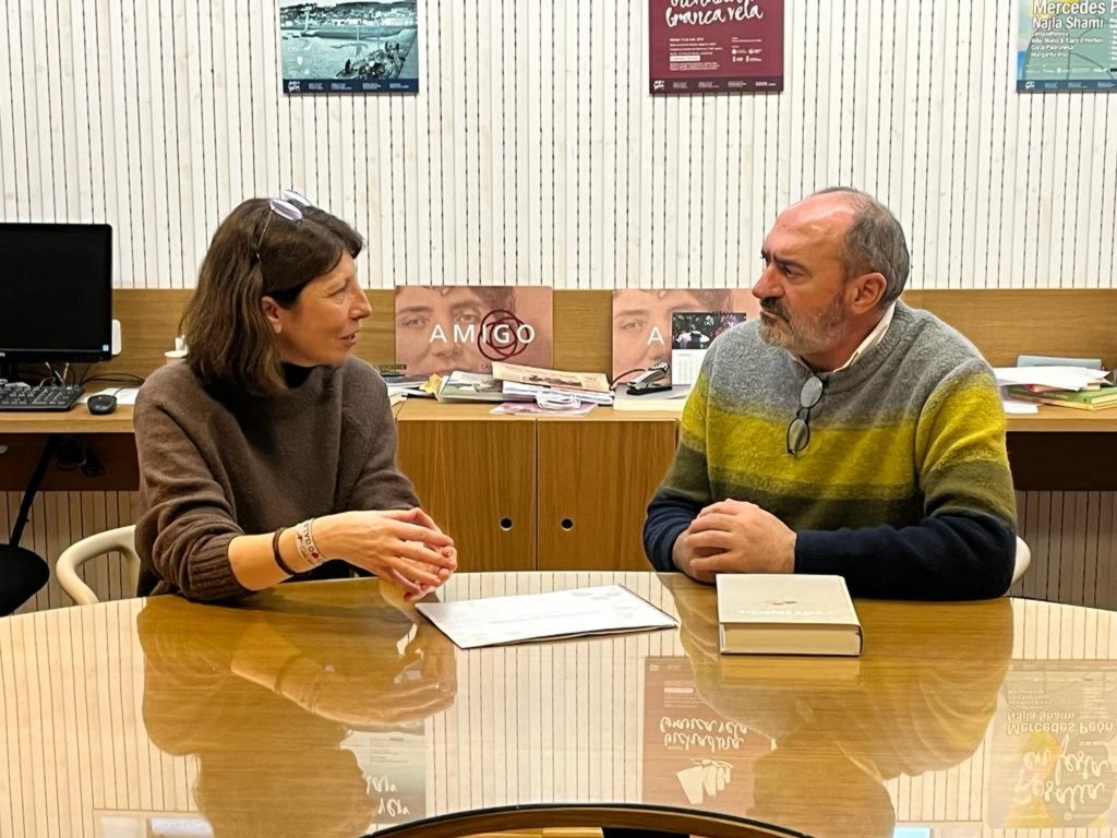 A deputada de igualdade e normalización lingüística, Soledad Agra, visita a Casa de Rosalía