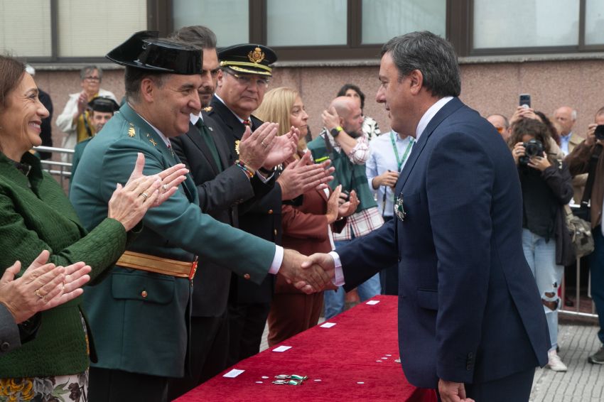 Valentín González Formoso recibe a Cruz de Prata da Garda Civil nos actos do Día do Pilar na Coruña