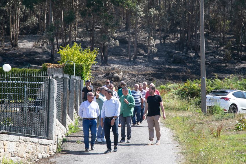 Formoso comprobou coa veciñanza de Balarés os efectos do incendio que asolou a parroquia de Cospindo, en Ponteceso