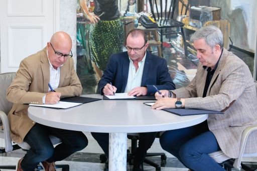 Xosé Regueira asinou hoxe os convenios coa Mostra de Olería de Buño e coa feira Alfaoleiros, para as que a Deputación compromete este ano 110.000 euros