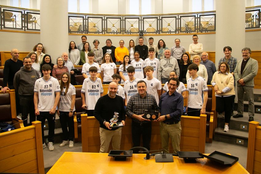 A Deputación da Coruña recibe ás e aos 14 deportistas da provincia participantes no CESA 2026 coas seleccións galegas de balonmán