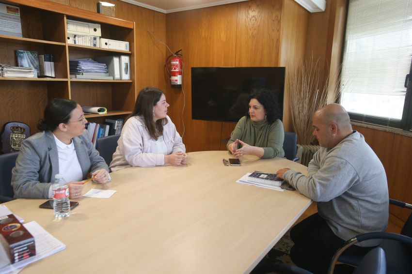 Cariño acolle a visita da deputada de plans provinciais, Cristina García Rey, que presentou os datos do Plan Único