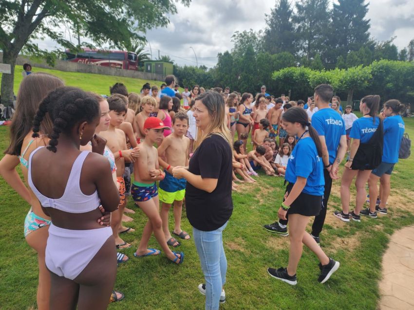 A rapazada dos Campamentos de Verán da Deputación gozou dunha xornada no Aquapark de Cerceda