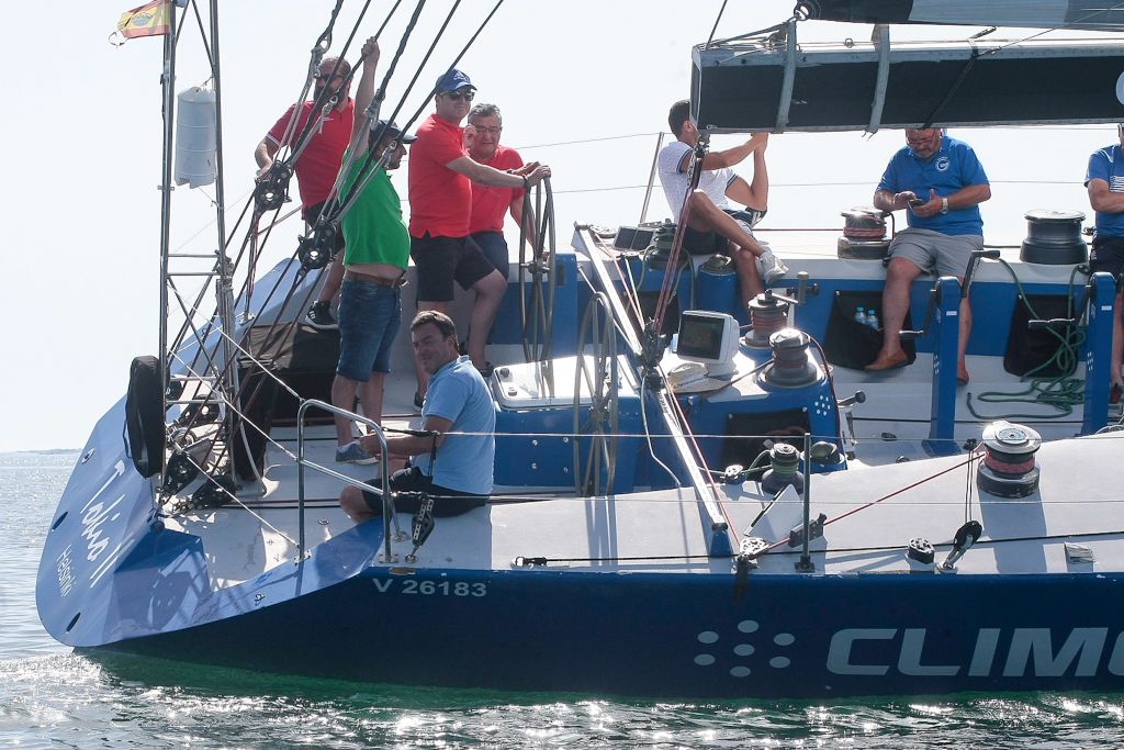 Formoso destaca o valor turístico e deportivo do veleiro Tokio II durante a súa visita ao Concello de Boiro