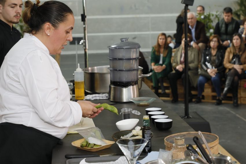 O showcooking de Beatriz Sotelo con produtos gourmet “que saben” triunfa na Feira Etiqueta Negra de Pontevedra