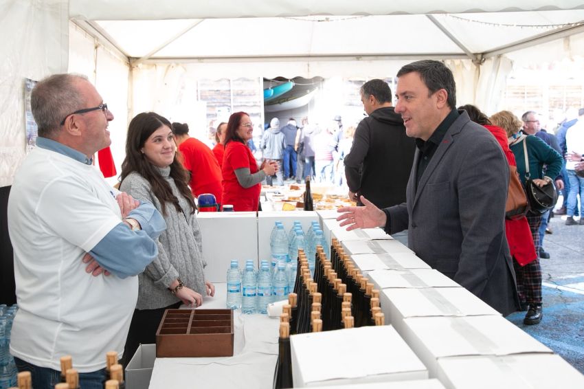 O presidente da Deputación participou na Festa do Marisco do Barqueiro, unha das grandes citas gastronómicas do norte da provincia